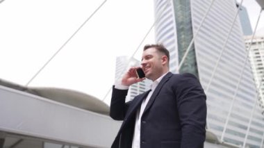 Zeki Kafkas işadamı, şehir merkezinde dururken iş arkadaşını mali strateji planlaması için arıyor. Proje yöneticisi pazarlama ekibiyle iletişim kurmak için cep telefonunu kullanıyor. Yaşam tarzı. Urbane.