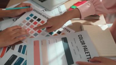 Grafik tasarımı için renk seçimi yapan ve beyin fırtınası yapan iki tasarımcının yavaş çekim çekimi ya da tasarım bürosunda kromatik danışmanlık hizmeti isteyen bir müşteri. Değiştirilmiş