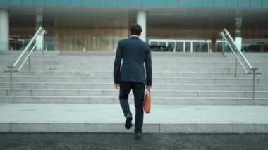 Ofise giderken merdivenlerden çıkan başarılı bir iş adamı bacağı. Müdürün iş yerini değiştirmesi, yeni bir şey keşfetmesi, gelişmesi, terfi etmesi ya da gün ışığına çıkması. Arkadan bak. Sevinçli..