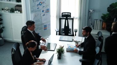 Akıllı pazarlama ekibinin en iyi görüntüsü iş toplantısına hazırlanıyor. Profesyonel iş adamları bilgisayarı ve tableti finansal istatistiklerle birlikte masaya koydular. Yaratıcı iş konsepti. Müdürlük.