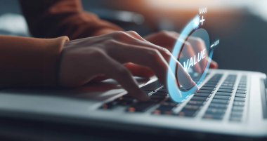 İş adamı değerli ERP sistemlerini koz olarak kullanıyor, değeri ve operasyonel verimliliği maksimuma çıkarıyor. En uygun değer ve performans için kaynakları ve değerli süreçleri en üst düzeye çıkarmaya odaklanmış. EIDE