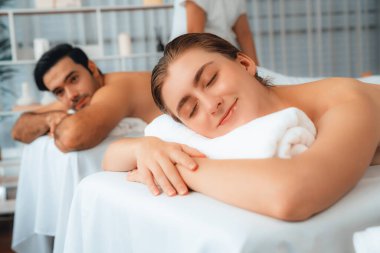 Kafkas çift müşterisi stres önleyici spa masajının keyfini çıkarıyor ve lüks otel veya oteldeki gündüz açık hava ortamında güzellik teniyle eğleniyor. Sessiz.