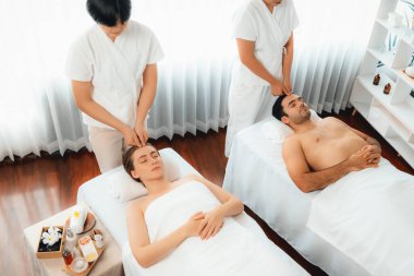 Kafkasyalı çift stres önleyici kafa masajının keyfini çıkarıyor ve lüks otellerde ya da otel spa salonlarında gündüz kaplıcalarında yüz güzelliği eğlencelerini şımartıyor. Sessiz.