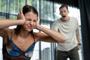Aile krizi ve çift sorunu, finansal problemden kaynaklanan stresli durum, zihinsel sağlık sorunu, ya da sadakatsizlik. Evlilik hayatındaki hayal kırıklıkları ve hüsranlar depresyona ve boşanmaya yol açıyor. Açılıyor