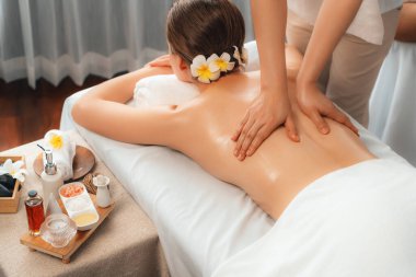 Kafkasyalı kadın müşteri stres önleyici spa masajının keyfini çıkarıyor ve lüks otel ya da oteldeki gündüz açık ortam güzellik salonunda güzellik teniyle eğleniyor. Sessiz.