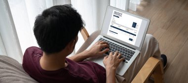 Muhasebe uygulamasından gelen fatura bilgisayar ekranında. Şirket işlerinin finans ve bütçesi için bilgisayar programı. Rahatça..