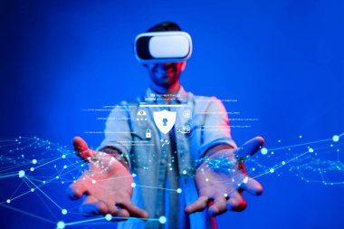 İş adamı siber güvenliğin özünü keşfeder. Siber koruma yöntemlerini, tehditleri derinlemesine araştır ve siber güvenlik duruşunu güçlendir. Siber Güvenlik Çağı FaaS 'ında yol almak için gerekli.