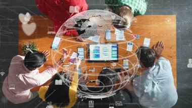 Ux Ui tasarımı için birlikte çalışan yetenekli iş adamlarının üst düzey görüşü. Çeşitli insanlardan oluşan bir grup büyük bir veri tabanı kullanarak küresel iletişim hakkında beyin fırtınası yapıyor ve tartışıyorlar. Cemaat.