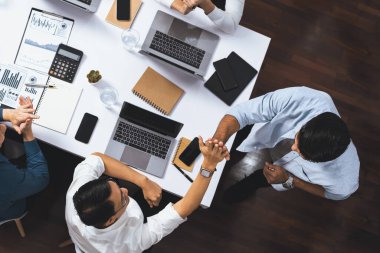 Stratejik iş pazarlama planlaması konusunda anlaşma yaptıktan sonra üst düzey ofis çalışanı beşliği. Takım çalışması ve olumlu tutum verimli ve destekleyici bir iş yeri yaratır. Tedbirli
