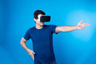 VR takan akıllı oyuncu metaevren dünyasına dönüyor, silah avcılığı oynuyor, mavi arka planda zafer hayvan avcılığı yapan fütüristik teknoloji hologramına bağlanıyor, sanal gerçeklik. Entrika.
