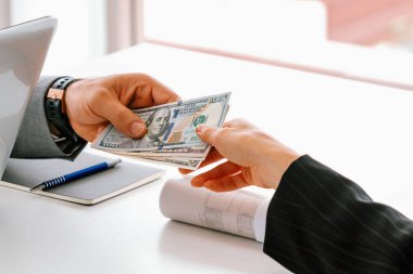 İşadamı başka bir iş adamına para gönderiyor. İşlem, ödeme, maaş ve bankacılık konsepti. uds