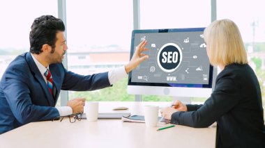 Model e-ticaret için SEO arama motoru optimizasyonu ve bilgisayar ekranında gösterilen çevrimiçi perakende işi