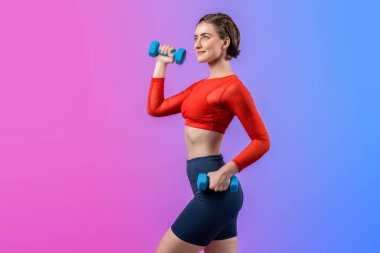 Vücut geliştirme egzersizi olarak izole edilmiş arka planda duran vücut geliştirme egzersizi olarak ağırlık kaldırmak için halterli atletik ve sportif bir kadın. Sağlıklı aktif ve vücut bakımı yaşam tarzı