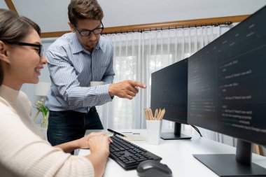 Takım becerisi geliştiricileri programı en yeni kodlama yaratıcı web sitesi planlama yazılım projesini iki bilgisayar ekranında düşünerek, ofiste tam yığın veri analizi ile karşılaştırıldığında. Varsayım.