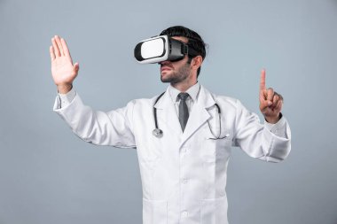 Kafkasyalı doktor ayakta dururken tıbbi verileri gösterip seçiyor. Meta-evreni veya görsel gerçeklik programını bağlamak için laboratuvar önlüğü ve sanal gerçeklik gözlüğü takan yakışıklı bir doktor. Teknoloji yeniliği. Sapma.