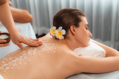 Lüks spa salonlarında sıcak mum ışığında cilt bakımı gören mutlu çift müşterisi. Sağlık kaplıcasında güzellik tedavisiyle tuz temizliği. Sessiz.