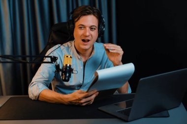 Akıllı yayıncının sunucu kanalı, canlı sosyal medyada canlı yayında konuşma programı ile birlikte modern stüdyoda, kayıt cihazıyla dinleyiciye senaryo okumaktadır. Bireysel.