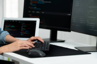 Bilgisayarda kodlama programı veri web sitesi uygulaması ile bilgi yazarken, kot gömlek giyip güvenlik analizi yaparken görüntülenmiş bir IT geliştiricisi görüntüsü. Taktik.