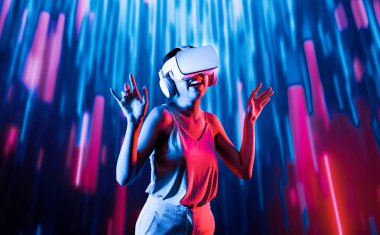 Zeki bir kadın, metaevreni birbirine bağlayan VR kulaklık takan neon ışıklarla çevrili duruyor. Gelecekteki siber uzay topluluğu teknolojisi. Zarif bir kadın dans etmekten, dans etmekten ve şarkı söylemekten hoşlanır. Halüsinasyon.