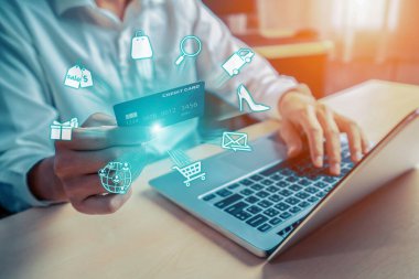 Beyaz tişörtlü, elinde kredi kartı olan şık bir müşteri çevrimiçi platform seçiyor. Açık e-ticaret uygulaması nakitsiz teknoloji alışveriş envanteri kullanırken akıllı tüketiciler dizüstü bilgisayar kullanıyor. Siber Nakit.