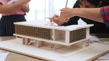 Mimari ekipman incelemesi kullanarak yavaş çekim ev tasarımcısı ve müşteri veya müşteriyle birlikte mimari ev modeli tasarım örneklerini ölçer. Filizlenen
