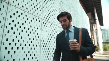 Akıllı iş adamı iş yatırımları hakkında konuşmak için telefonu kullanıyor. İş planı, pazarlama stratejisi ya da çalışma hakkında konuşmak için akıllı telefonla konuşurken sokakta yürüyen mutlu bir yönetici. Sevinçli..