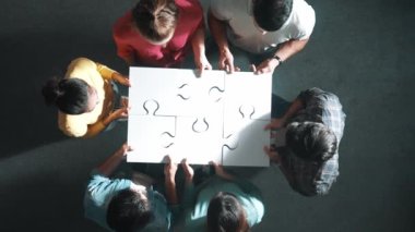 İş adamlarının görüşü, yapbozu buluşmada birlikte ayırdılar. Çeşitli takımların havadan görünüşü, yapbozun parçalarını bir araya getirdi ve konferansta üstünkörü giyinip dikildi. Sempozyum.