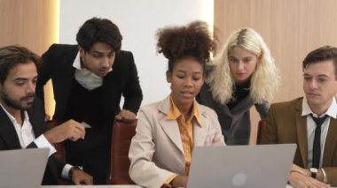 Çeşitli ofis çalışanları ve çalışanları mutlu ve heyecanlı hissediyorlar ve iyi takım çalışması ve olumlu tutumları nedeniyle kutlama yapıyorlar. Süslü işyerlerindeki iş başarısına katkıda bulunuyorlar.