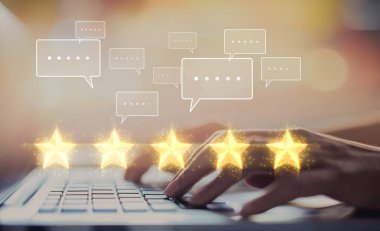 İş adamı müşteri memnuniyet değerlendirmesi verilerini analiz eder ve hizmet kalitesini artırmaya çalışır. Müşteri memnuniyeti ve sadakatini arttırmak için koz değerlendirmeleri. EIDE