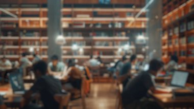 Modern kütüphanede birlikte eğitim gören farklı öğrencilerin bulanık arkaplanı. Öğrenirken ve insanlarla çevrili verilere bakarken ödevler hakkında konuşan ve çalışan çocuklar. Aktar.