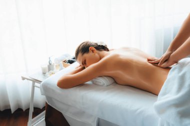 Kafkasyalı kadın müşteri stres önleyici spa masajının keyfini çıkarıyor ve lüks otel ya da oteldeki gündüz açık ortam güzellik salonunda güzellik teniyle eğleniyor. Sessiz.