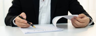 Şirket avukatının ya da hukuk bürosundaki avukat servisinin yardımıyla balyayla ilgili sözleşme imzalama belgesi. İşletme yatırımı ve yasal işlemlerin tamamlanması. Kurnaz.