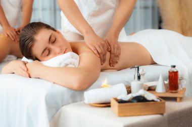 Kafkas çift müşterisi stres önleyici spa masajının keyfini çıkarıyor ve lüks otel veya oteldeki gündüz açık hava ortamında güzellik teniyle eğleniyor. Sessiz.