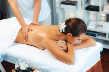 Kafkasyalı kadın müşteri stres önleyici spa masajının keyfini çıkarıyor ve lüks otel ya da oteldeki gündüz açık ortam güzellik salonunda güzellik teniyle eğleniyor. Sessiz.