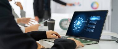 Yapay zeka teknolojisini çalıştırmak için komut mühendisi ve kullanıcı kolaylığı için üretici yapay zeka yardımcı araçları insanların yapay zeka işlevlerini teşvik ederek yapay zekayı çalıştırmalarına yardımcı olur