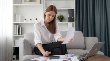 Stresli genç bayanın kredi kartı borçlarıyla ilgili mali sorunları var. Kötü kişisel para ve mortgage ödeme yönetimi krizinden korunmak için. Kadınlar aşırı harcama yüzünden finansal iflastan endişe ediyorlar.