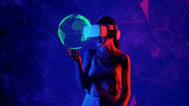 VR 'da gülümseyen kadın yeşil dünyayı kucaklayarak meta-mavi neon dijital evrene bakıyor sanal uzay fantastik keşif nebulası meta-dünya üzerinde küresel dönüyor. Halüsinasyon.