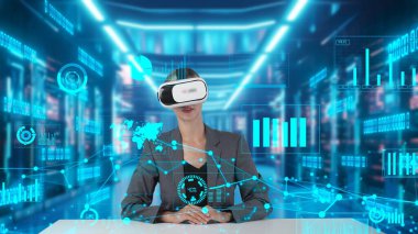 İş kadını, VR küresel yenilik arayüzü dijital bilgi ağı teknolojisi görsel hologram animasyonu ile dinamik pazar verilerini seçiyor araştırma analizi grafik monitörünü dağıtıyor. Kısıtlanma.