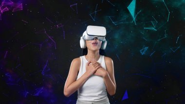 Hevesli gülümseyen Asyalı kadın VR kulaklıklarından metaevrene bakıyor ve neon dijital evrene dokunuyor parlak soyut arka plan üzerine sanal uzay keşfi yapan yıldızlı zodyak. Halüsinasyon.