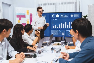 Ofiste sunum ya da analist ekibiyle toplantı odasında mali verileri analiz etmek için BI Fintech 'i kullanmak. İş adamları stratejik planlama için TV ekranında BI gösterge panelini inceliyor.