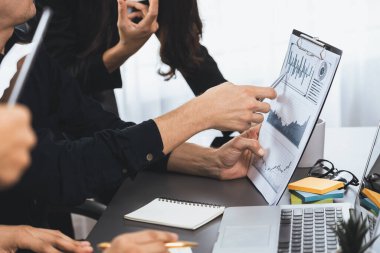Veri analistleri ofis çalışanlarından oluşan bir ekip, mali, trend ve pazarlama verilerini analiz etmek için iş istihbaratı BI gösterge paneli üzerinde işbirliği yapmaktadır. BI yazılım kullanım sürücüsü iş başarısı. Tedbirli