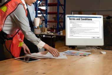 Dijital yasal sözleşme, gelecekteki iş anlaşmalarının imzalanması için gerekli koşulları ve şartları bilgisayar ekranında sunar.