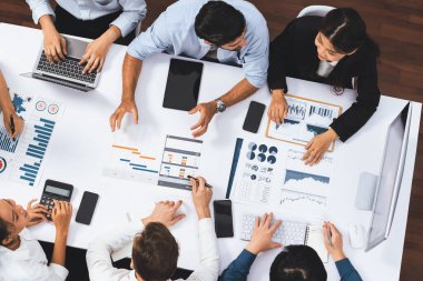 Üst düzey analist ekibi toplantı odasındaki mali verileri analiz etmek için BI Fintech 'i kullanıyor. İş anlayışı ve stratejik pazarlama planlaması için kağıt üzerinde analitik BI gösterge paneli. Tedbirli