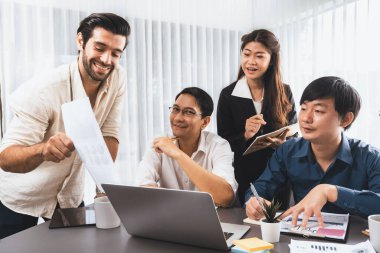 Bir grup farklı ofis çalışanı şirket ofis odasında stratejik iş pazarlama planlamasında birlikte çalışıyor. İş yeri konseptinde pozitif takım çalışması. Tedbirli