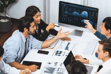 Analist ekibi toplantı odasındaki mali verileri analiz etmek için BI Fintech 'i kullanıyor. İş adamları, ticari öngörü ve stratejik pazarlama planlama için iş dünyası panelinin gücünü kağıt üzerinde analiz ediyor.