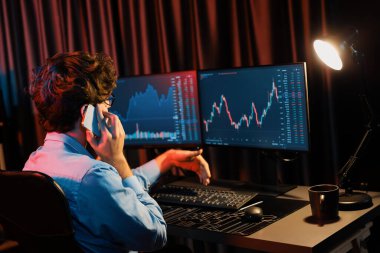 Genç tüccardan komisyoncuya, küresel piyasadaki kar döviz kuru yatırımına danışmanlık yaparak bilgisayar ekranında gerçek zamanlı olarak Neon Light Modern Office 'de. Borsa kavramı. Toplayıcı.