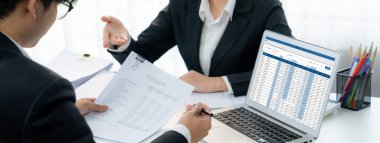 Kurumsal muhasebeci takımı, vergi iadesini hesaplamak ve en yüksek seviyeye çıkarmak ve finansal performans tabanını finansal verilere göre geliştirmek için dizüstü bilgisayar üzerinde muhasebe yazılımı kullanır. Modern iş muhasebesi. Kurnaz.