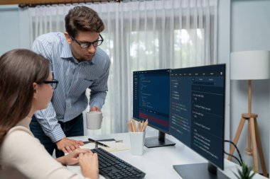 Takım becerisi geliştiricileri programı en yeni kodlama yaratıcı web sitesi planlama yazılım projesini iki bilgisayar ekranında düşünerek, ofiste tam yığın veri analizi ile karşılaştırıldığında. Varsayım.