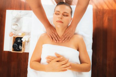 Panorama manzaralı kadın müşteri stres önleyici spa masajından zevk alıyor ve lüks otel veya oteldeki gündüz açık hava ortamında güzellik teniyle eğleniyor. Sessiz.