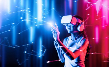 Zeki bir kadın, metaevreni birbirine bağlayan VR kulaklık takan neon ışıklarla çevrili duruyor. Gelecekteki siber uzay topluluğu teknolojisi. Sanal gerçeklik objesini kullanan zarif bir kadın. Halüsinasyon.